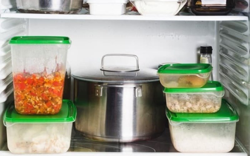 از قرار دادن ظروف و غذاهای داغ به داخل یخچال جلوگیری کنید