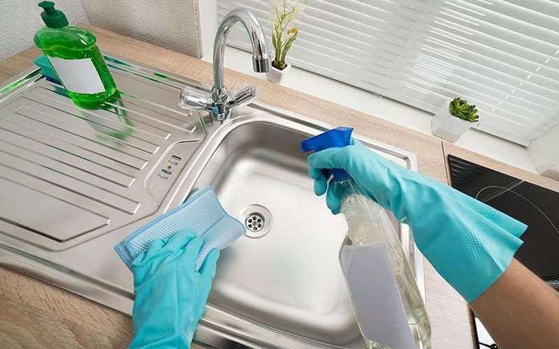 ترفندهایی جادویی برای تمیز کردن سینک ظرفشویی