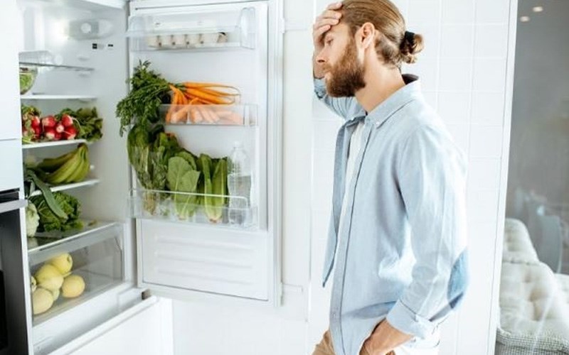گرم ماندن مواد غذایی داخل یخچال می تواند یکی از علت نشتی گاز یخچال فریزر باشد