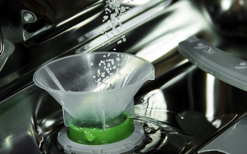 نحوه تخلیه کردن نمک ماشین ظرفشویی