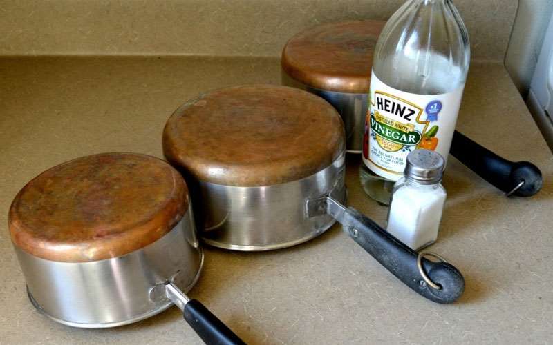 استفاده کردن از محلول سرکه و نمک برای برق انداختن ظروف مسی