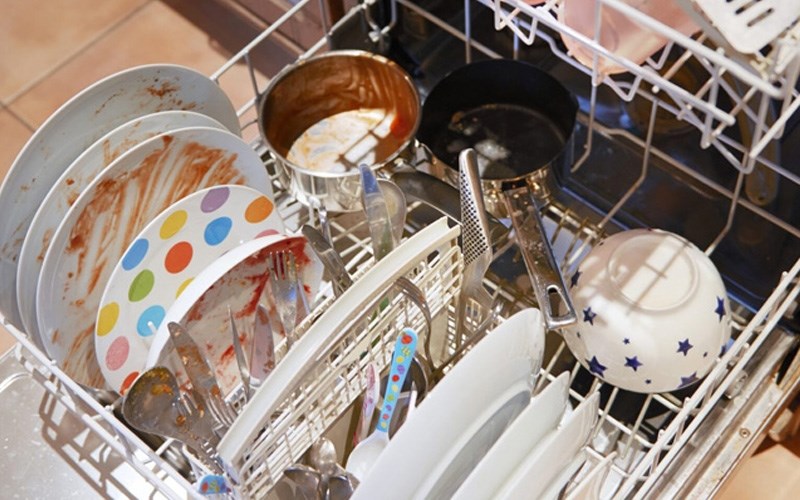 چه دلایلی سبب می شود که ماشین ظرفشویی را تمیز و جرم گیری کنیم
