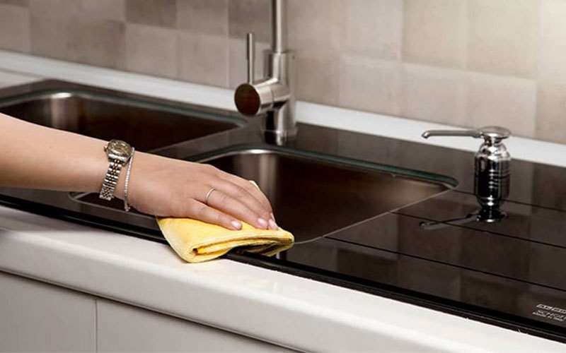 برای تمیز کردن و برق انداختن سینک ظرفشویی تان از یک پارچه مایکروفایبری استفاده نمایید
