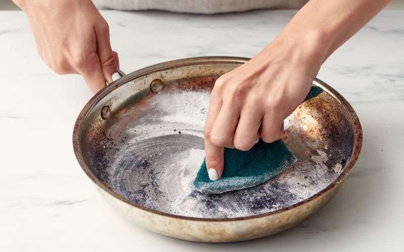 ترکیب پودر ماشین لباسشویی و نمک یکی از روش های تمیز کردن ظروف مسی