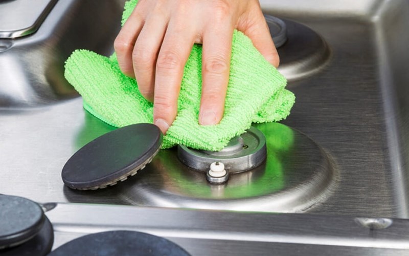 چگونگی تمیز کردن وسایل استیل با دستمال