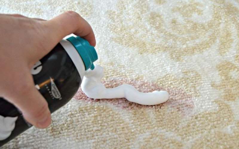 از بین بردن لکه روغن بر روی فرش با استفاده از خمیر اصلاح