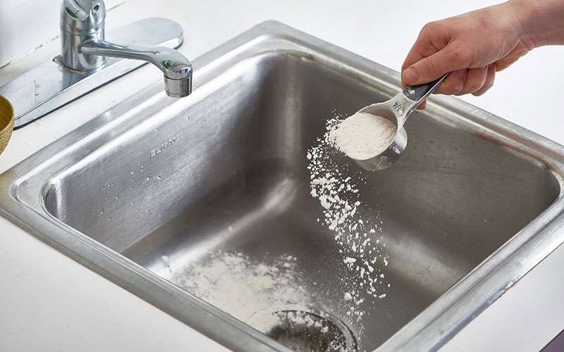 ترفندهایی جادویی برای تمیز کردن سینک ظرفشویی با استفاده از آرد