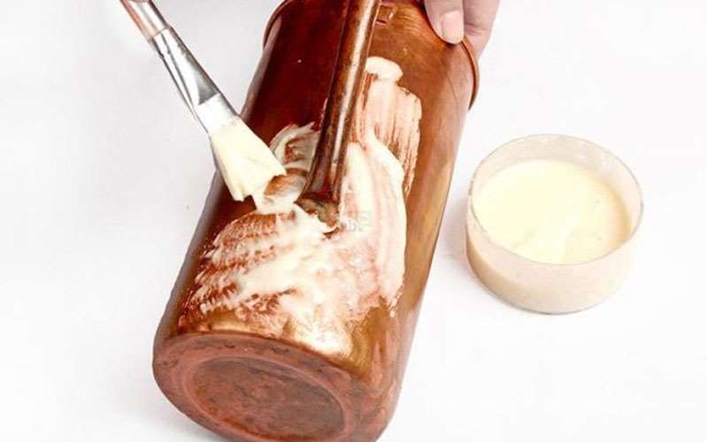 ترکیب سرکه، نمک و آرد یکی از بهترین روش ها برای تمیز کردن ظروف مسی می باشد